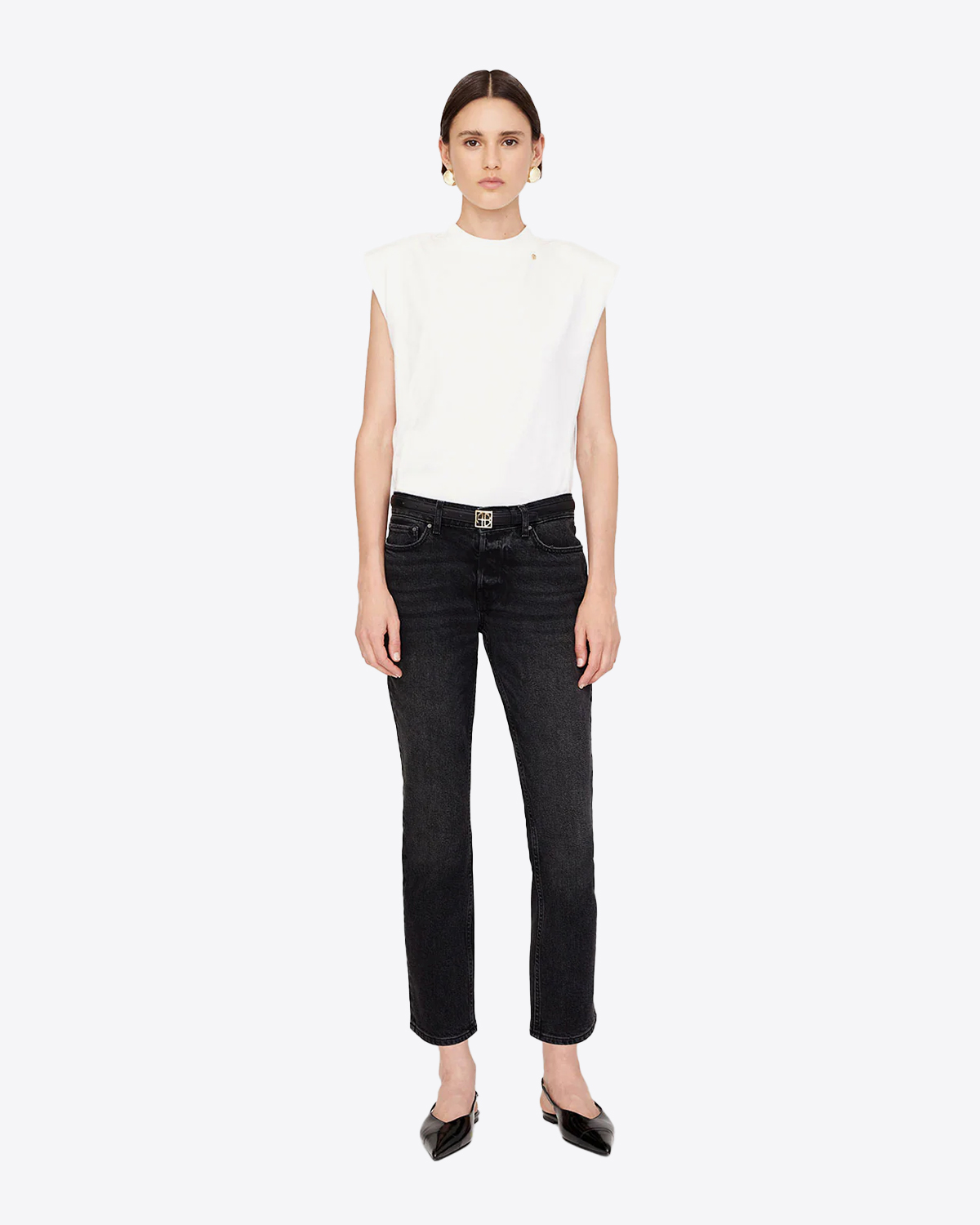 Jean taille basse Skinny toile noire délavée extensible Nix Anine Bing. Porté de face avec un tee-shirt blanc.