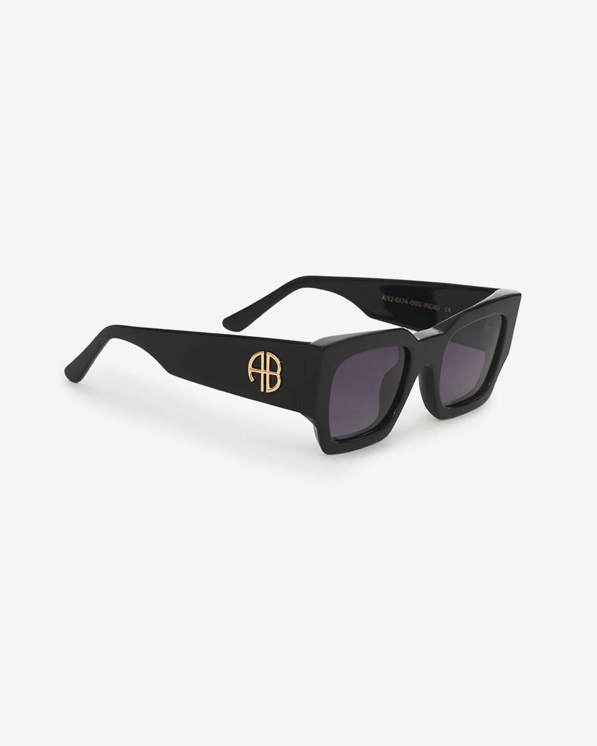 Lunettes de solei lndio Anine Bing noires. Vue profil avec logo monogramme. 