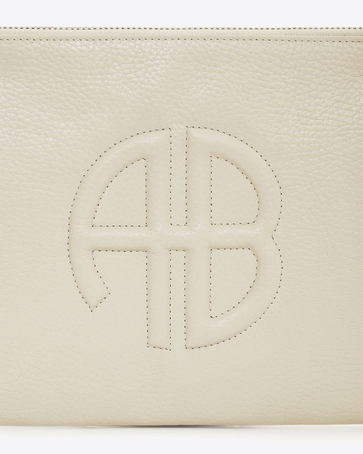 Pochette en cuir grainé écru logo ton sur ton AB Lili Anine Bing. Détail du Logo.