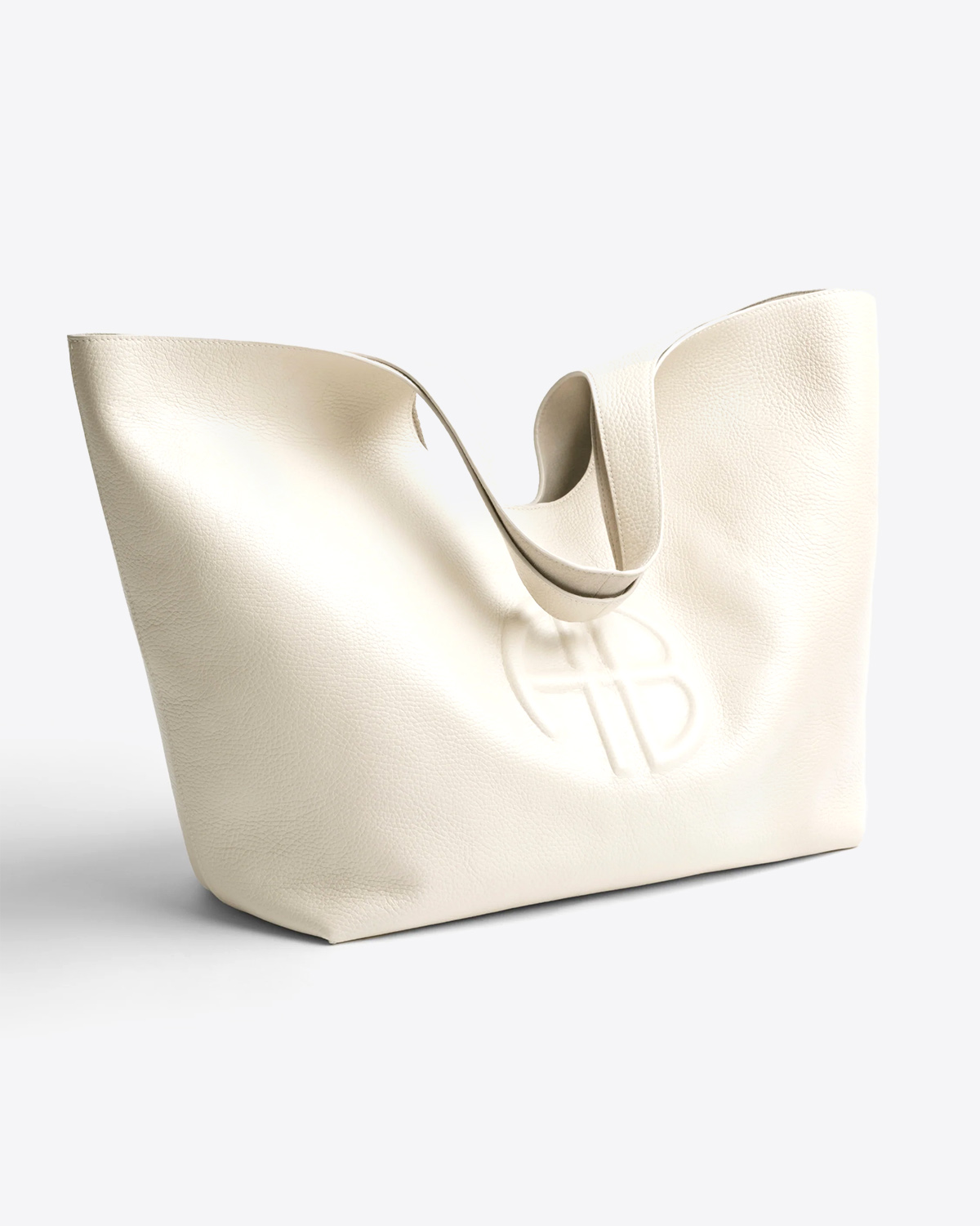 Sac cabas Lili Tote Anine Bing en cuir beige grainé. 