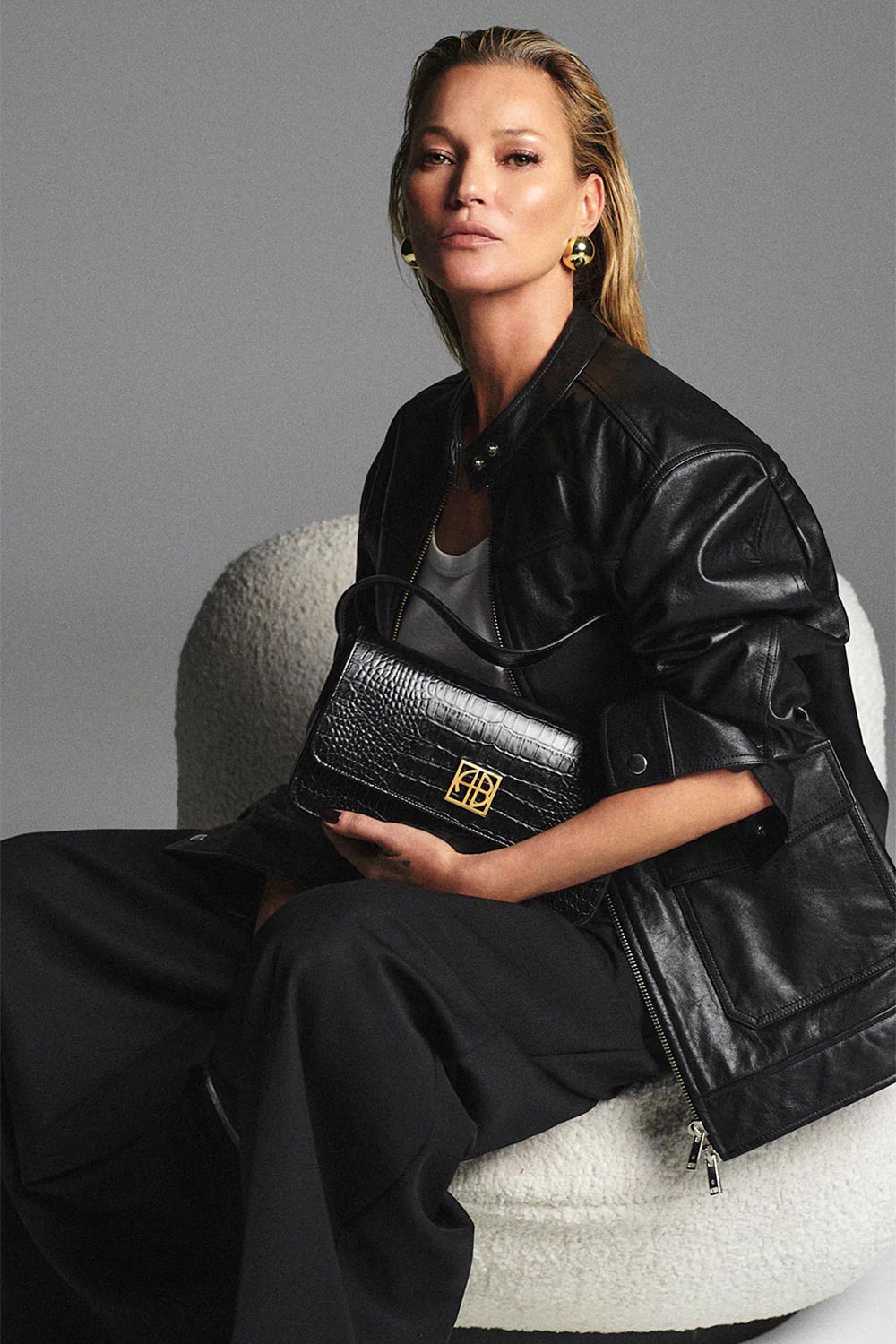 Sac Elly Kate Moss Anine Bing en cuir croco noir. Porté par Kate Moss