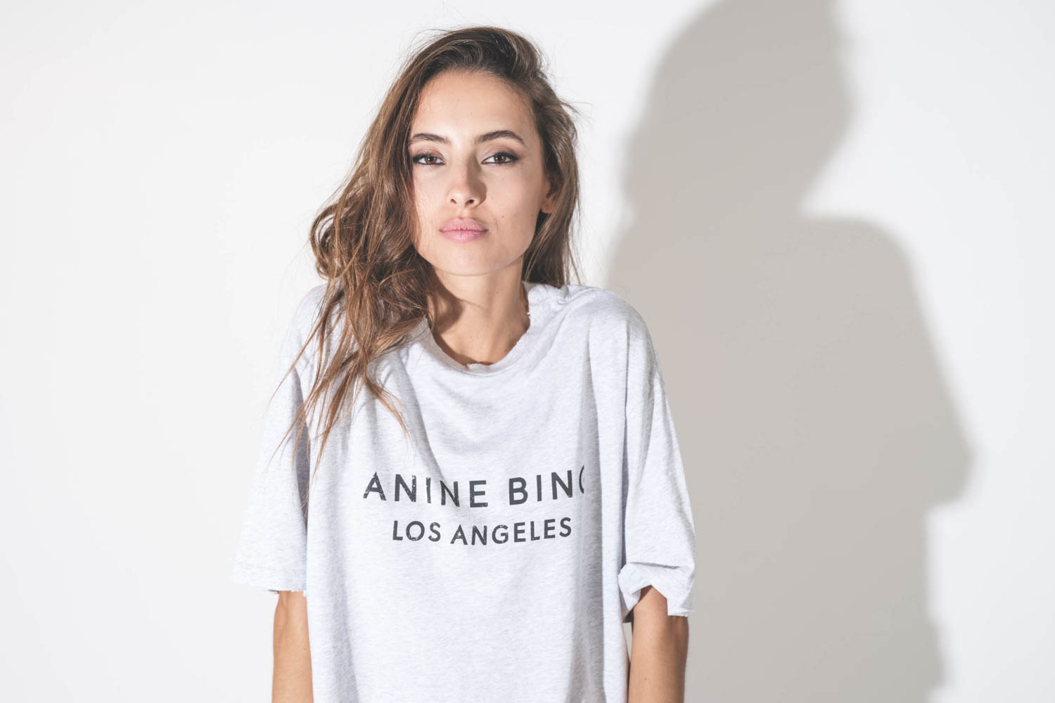 Tee-shirt droit manches courtes en jersey gris chiné logo Anine Bing Los Angeles devant Myers Anine Bing. Détail du logo.