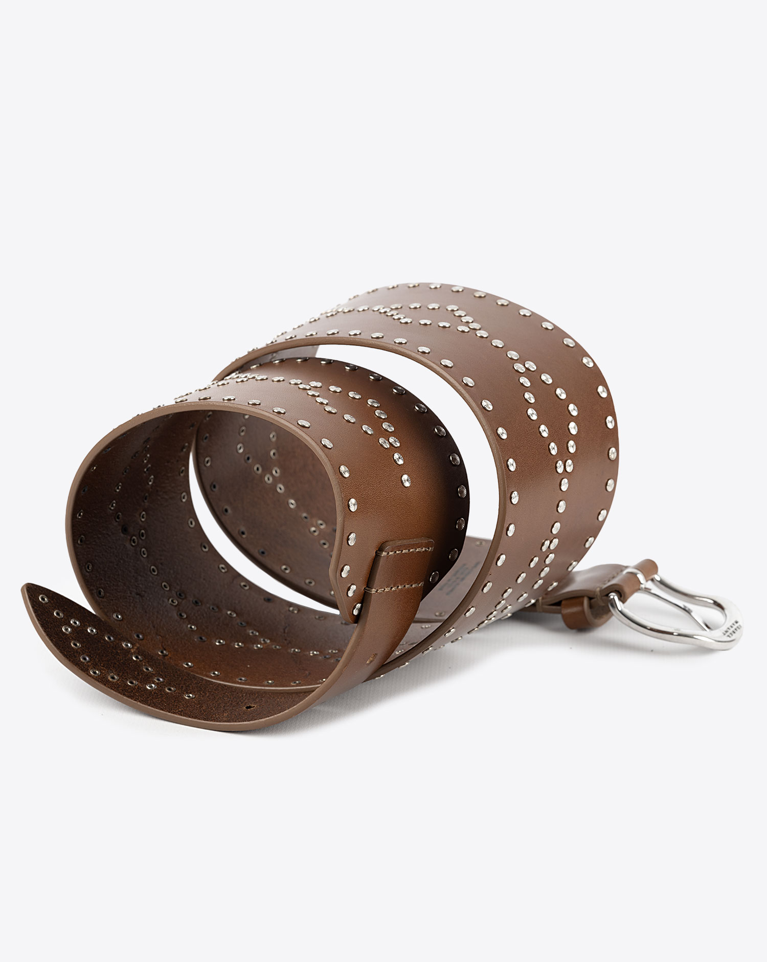 Ceinture large en cuir cognac clouté argenté Lucie Isabel Marant. Détail des clous argentés. 