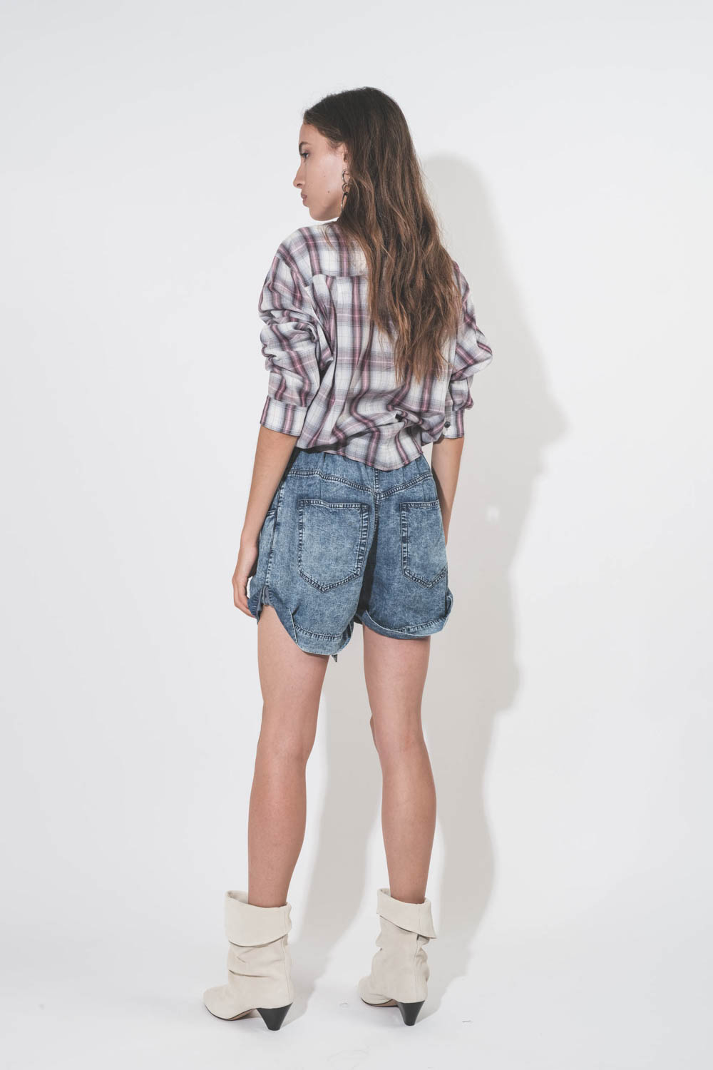 Chemise en voile de coton à carreaux écru et rose à nouer devant Nath Isabel Marant Etoile. Porté de dos.