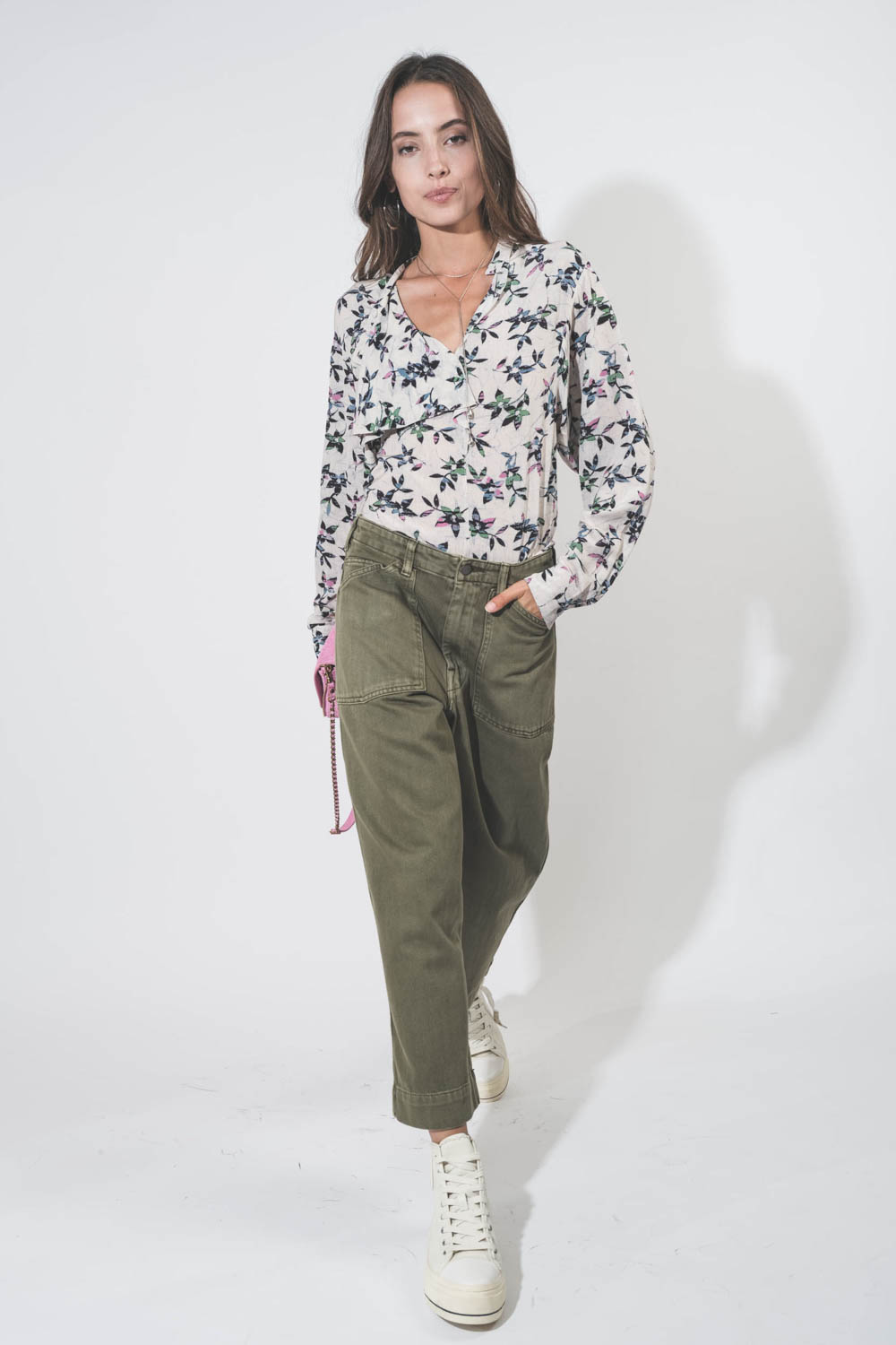 Pantalon droit en toile kaki Georgia Denimist. Porté avec une blouse à fleurs.