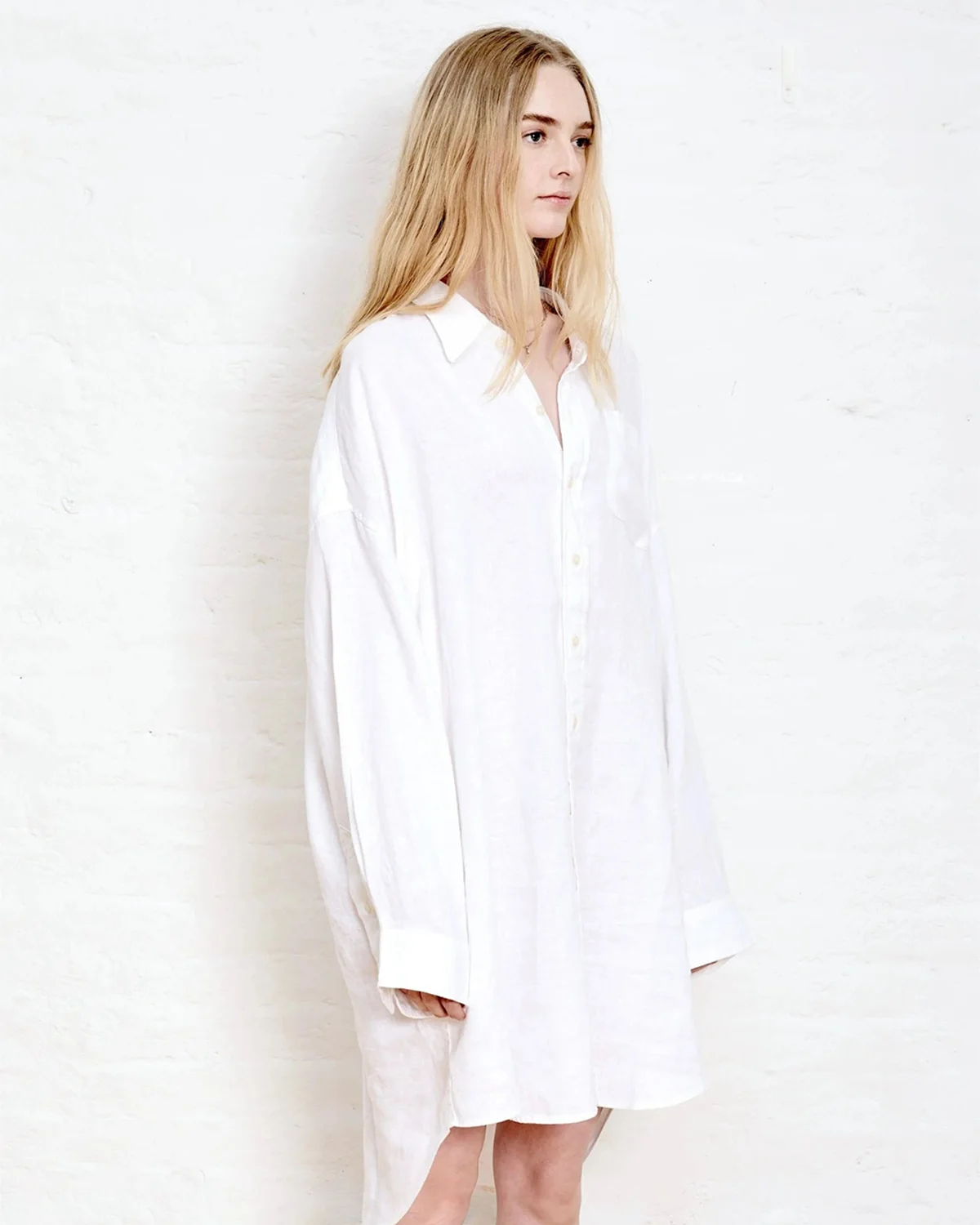 Robe chemise manches longues en lin blanc Denimist. Porté de profil.