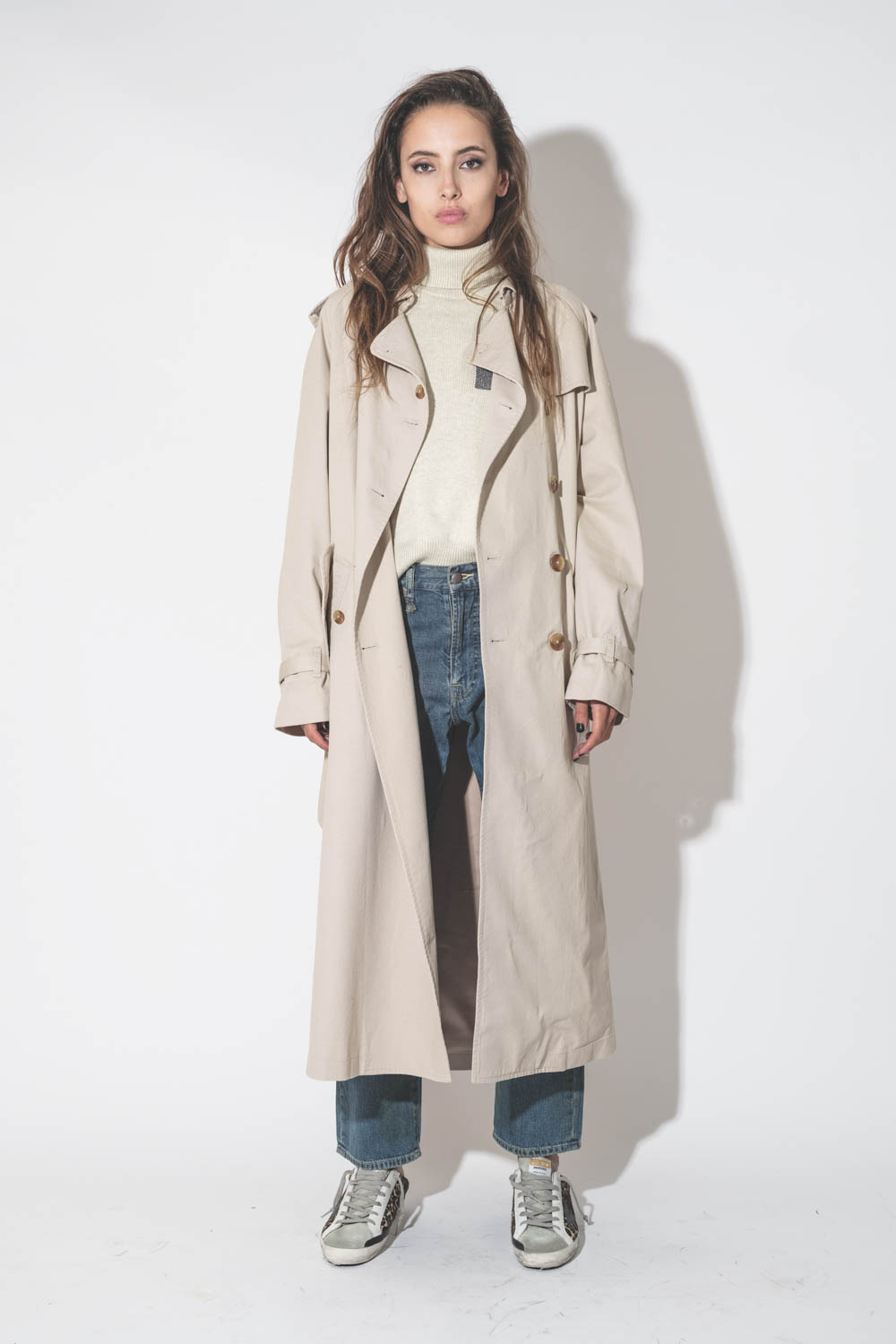 Trench oversize en coton beige clair Denimist. Porté ouvert de face.