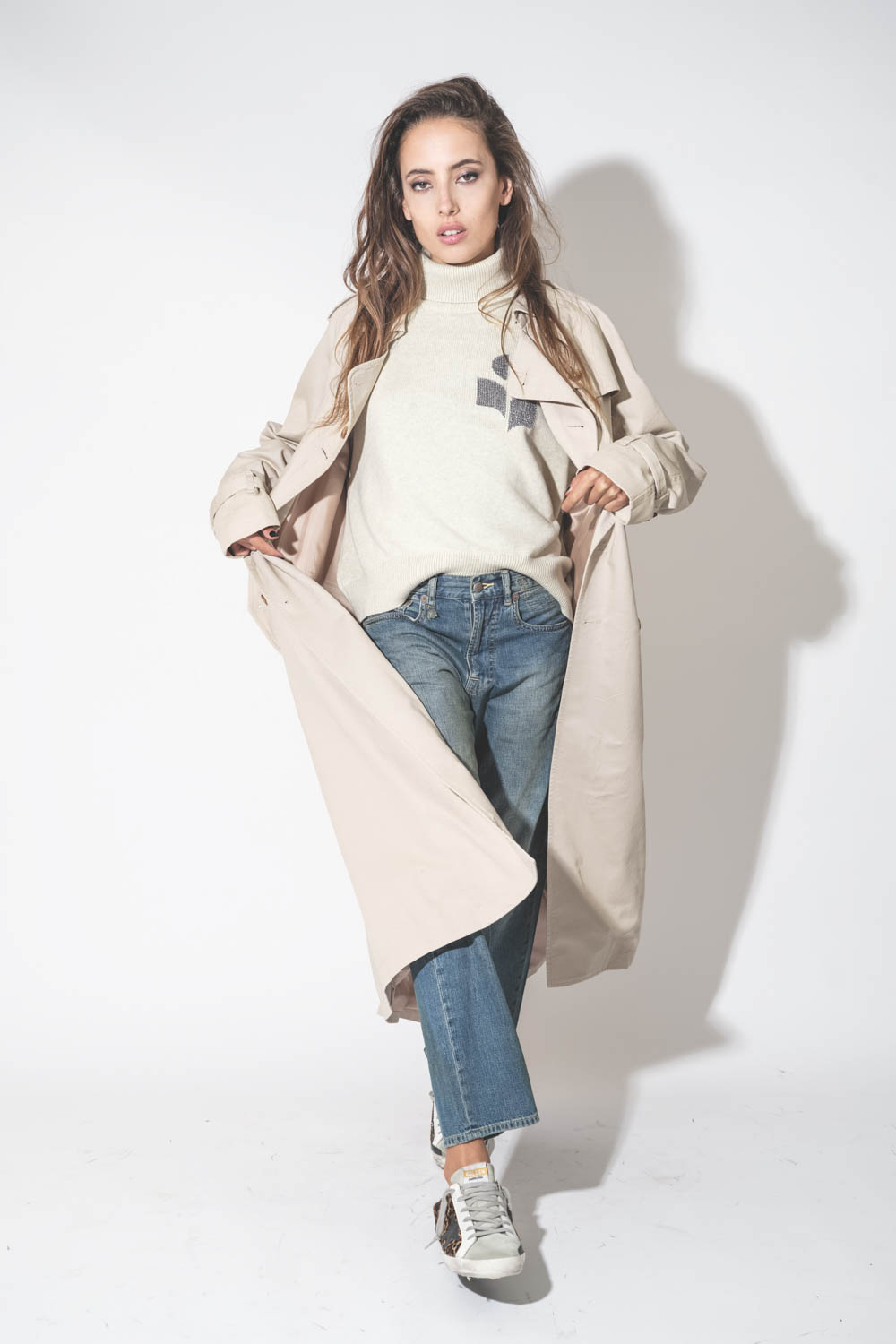 Trench oversize en coton beige clair Denimist. Porté avec un col roulé gris clair.