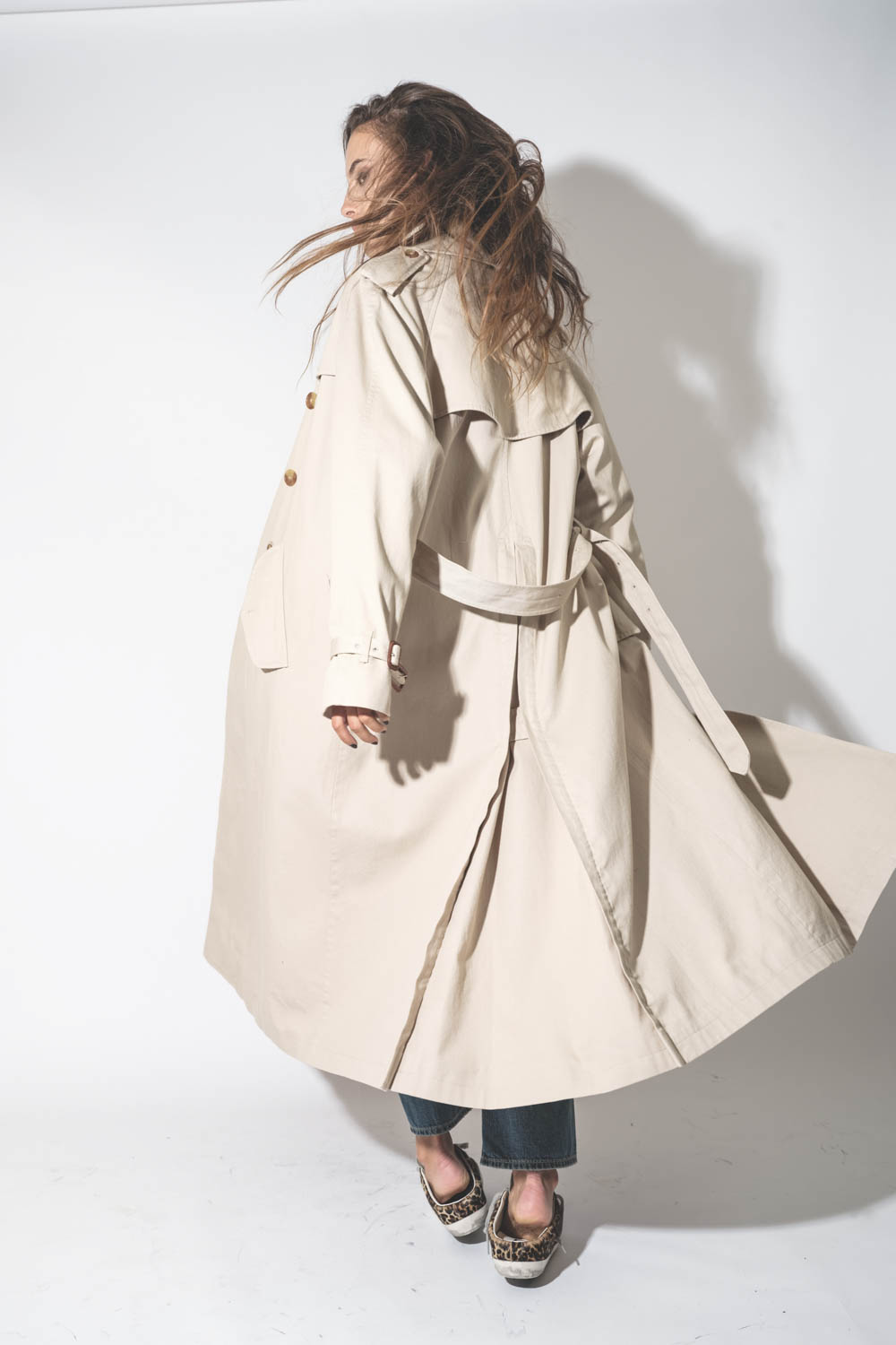 Trench oversize en coton beige clair Denimist. Porté de dos.