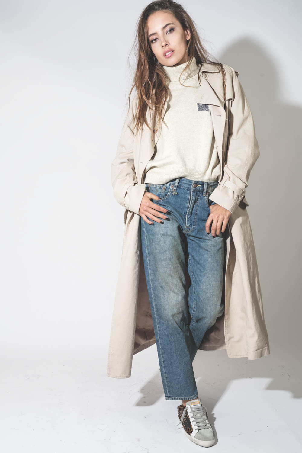 Trench oversize en coton beige clair Denimist. Porté avec un jean Boyfriend bleu.