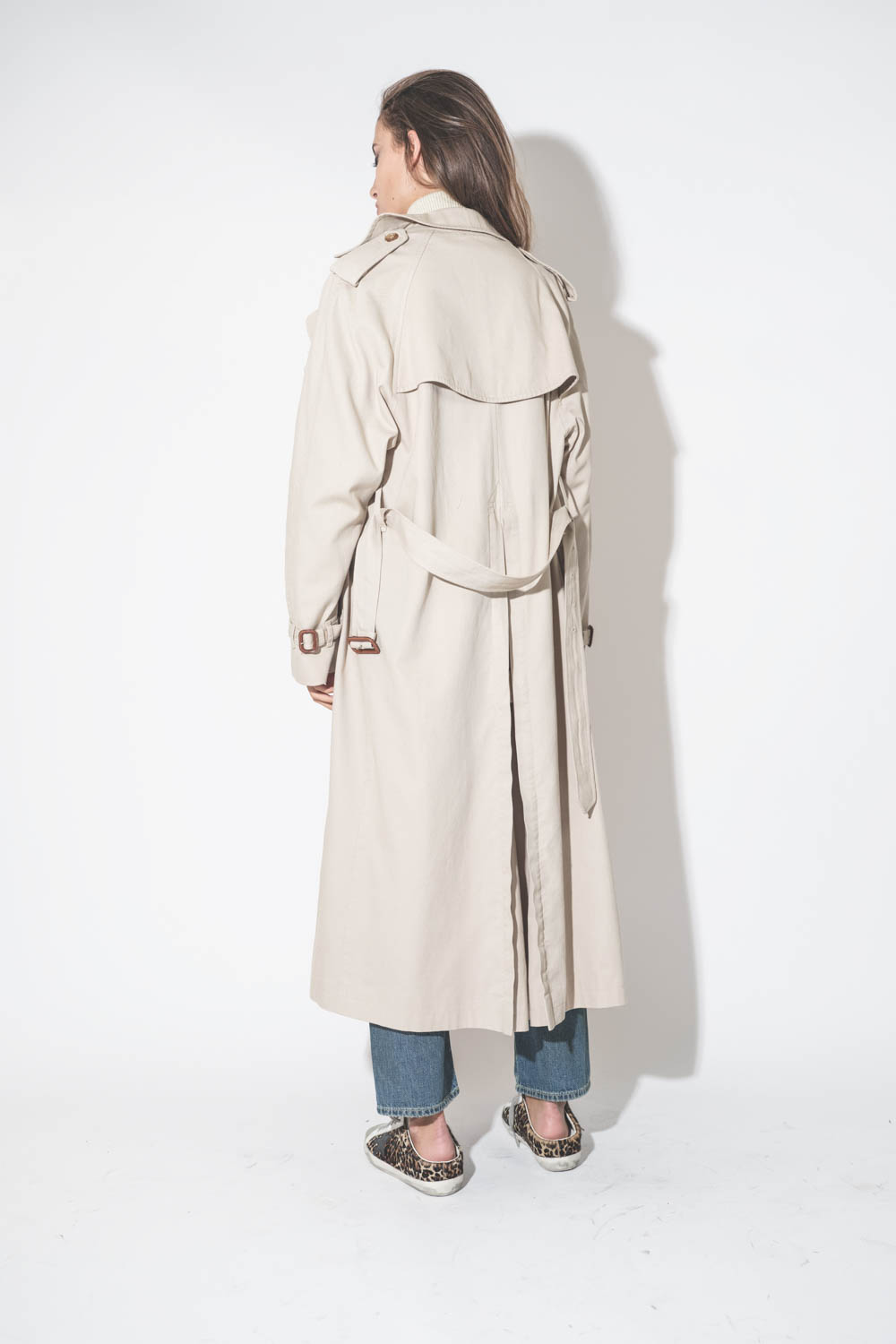 Trench oversize en coton beige clair Denimist. Porté de profil dos. 