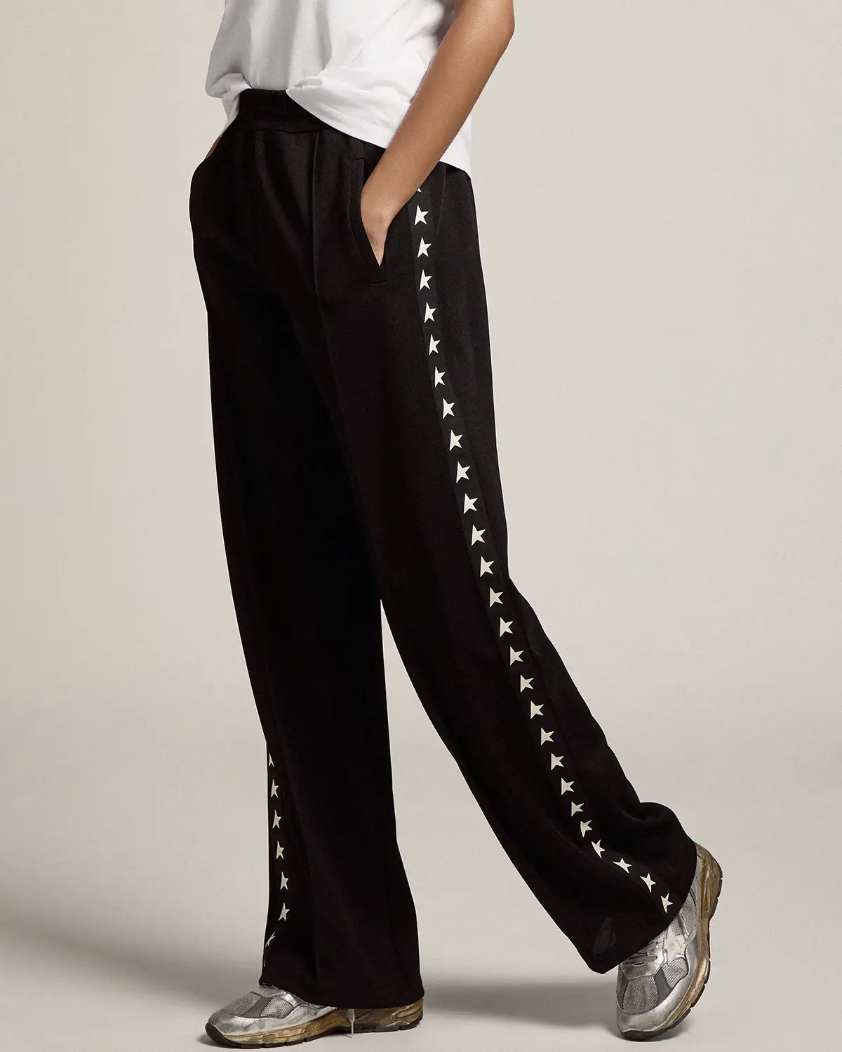 Pantalon de jogging noir avec étoiles blanches le long de la jambe Golden Goose. détail des poches.