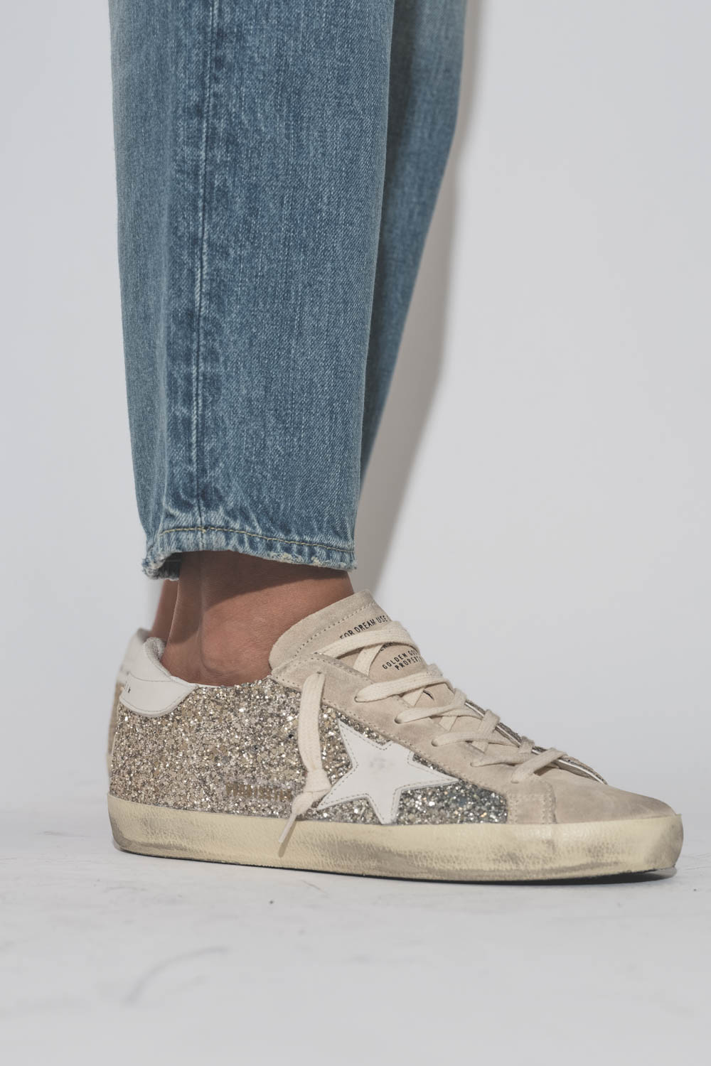 Sneakers Superstar à paillettes argent et or étoile en cuir blanc 55636 Golden Goose Femme. 