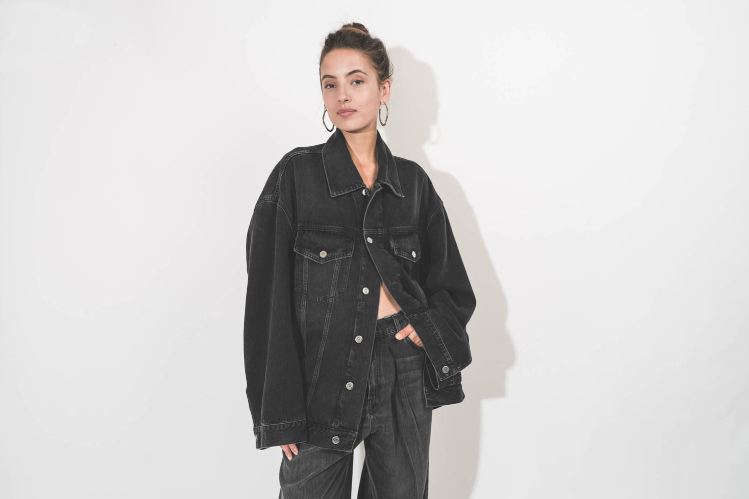 Blouson oversized en jean noir délavé en Lyocell fluide Janet Haikure. Détail des boutons en métal argentés.