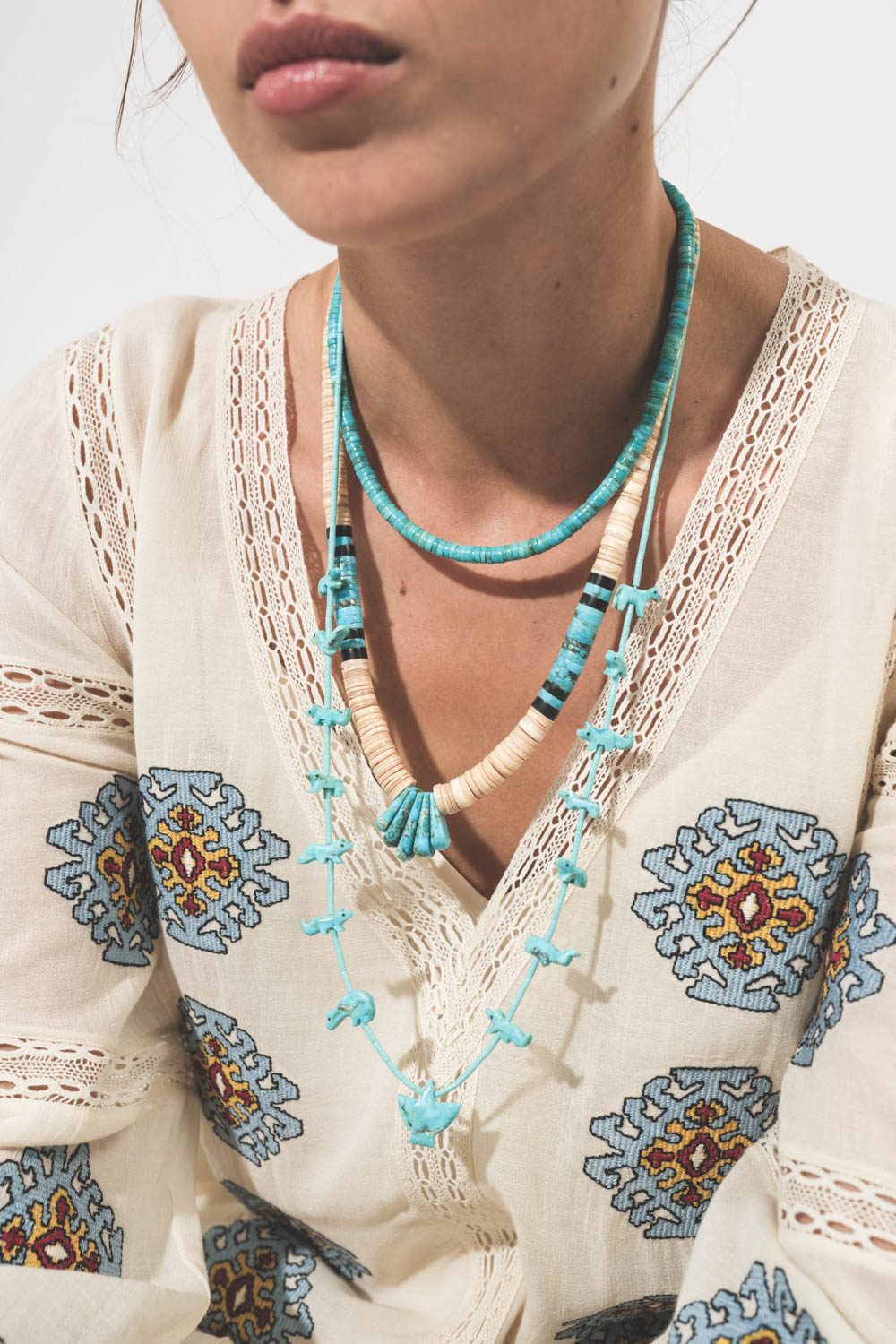 Collier turquoises et coquillages Pueblo Harpo. Porté de face.