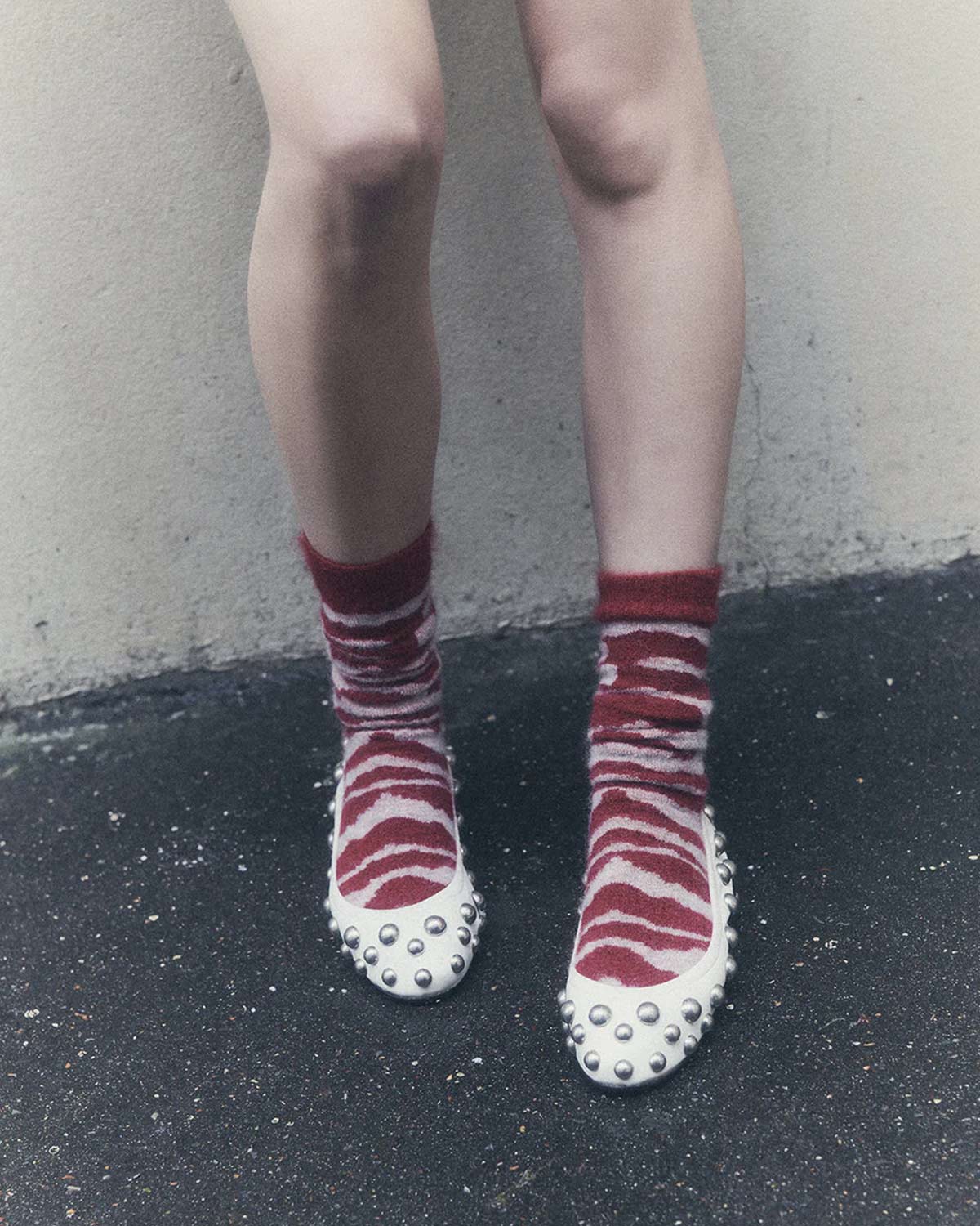 Chaussettes zébrées rouge écru Shona Isabel Marant. Porté avec des ballerines en cuir blanc clouté.