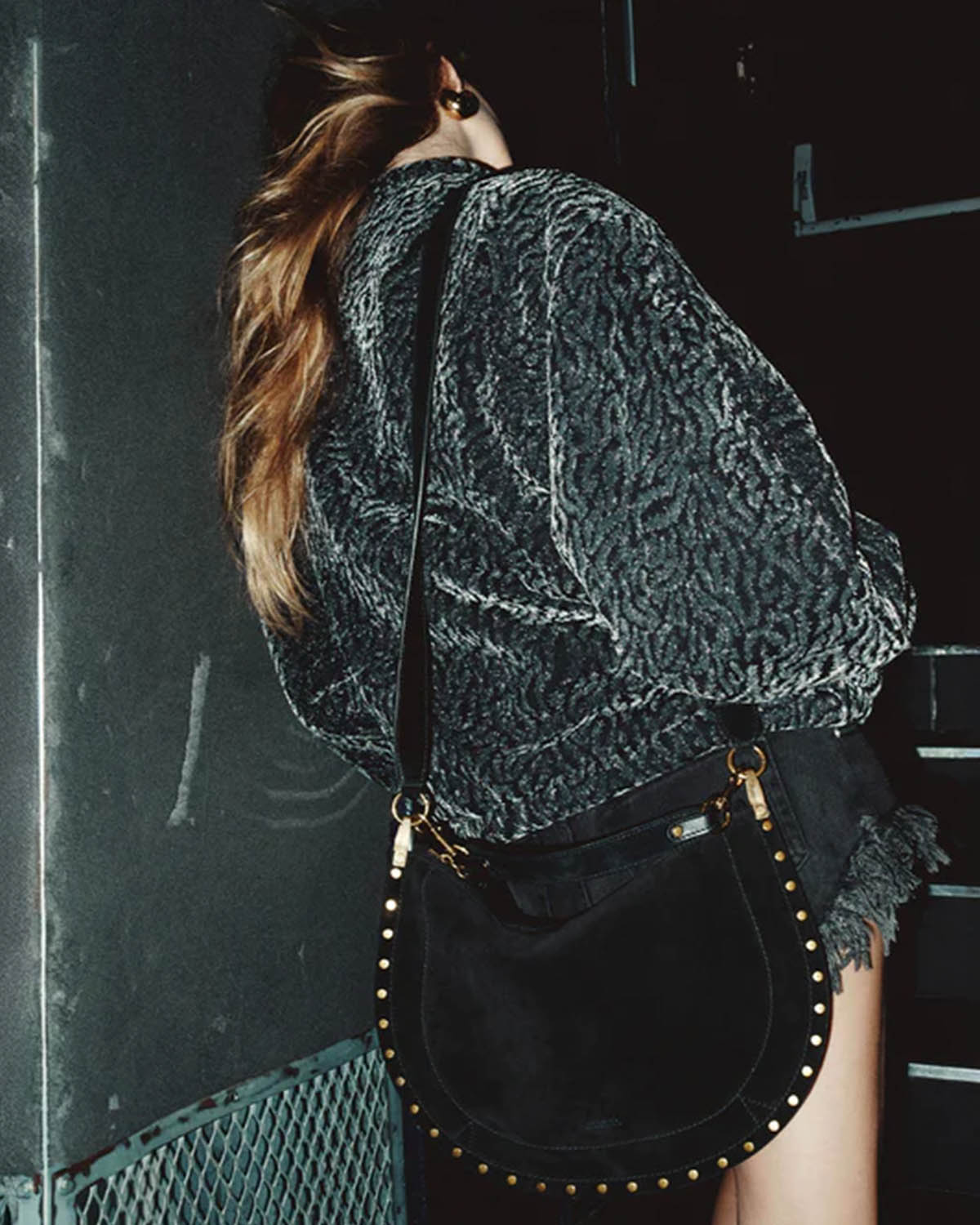 Blouson forme bomber en velours noir et gris damassé Abelina Isabel Marant Etoile. Porté de dos avec un sac en bandoulière.