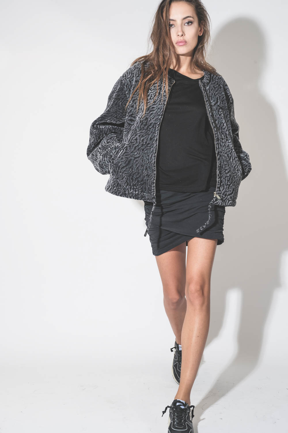 Blouson forme bomber en velours noir et gris damassé Abelina Isabel Marant Etoile. Porté ouvert de face.