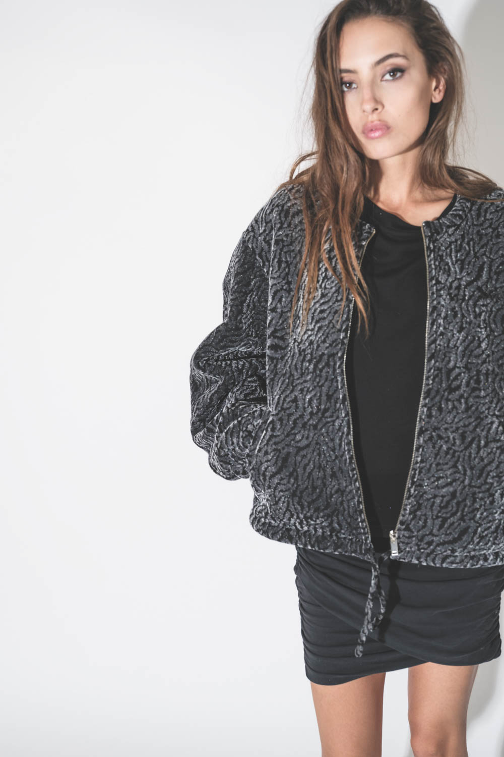 Blouson forme bomber en velours noir et gris damassé Abelina Isabel Marant Etoile. Porté avec une mini-jupe noire.