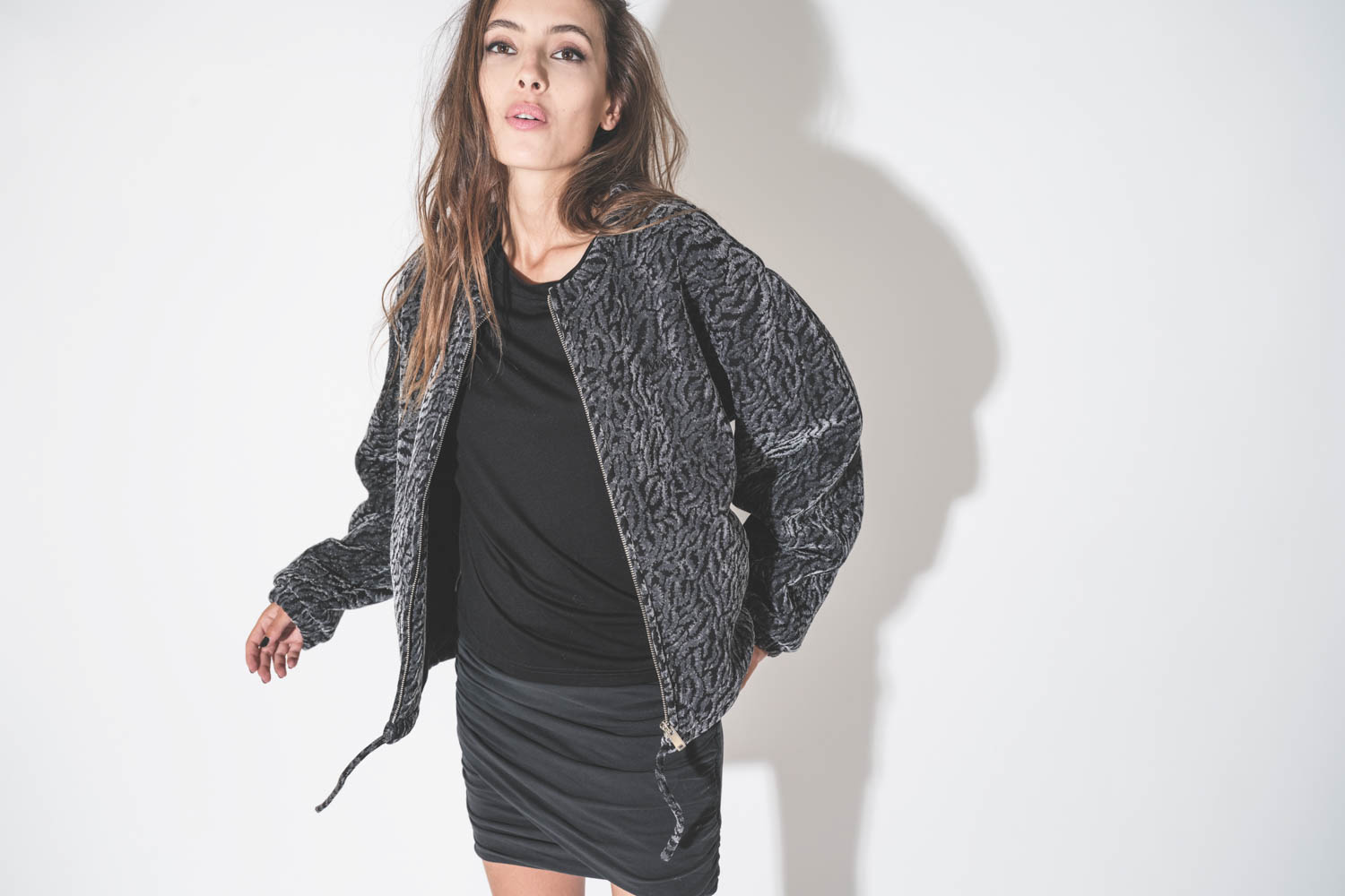 Blouson forme bomber en velours noir et gris damassé Abelina Isabel Marant Etoile. porté de face.