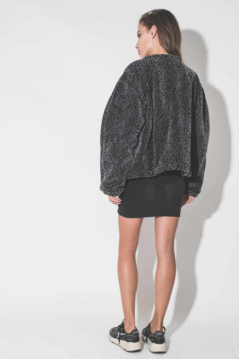 Blouson forme bomber en velours noir et gris damassé Abelina Isabel Marant Etoile. Porté de dos.