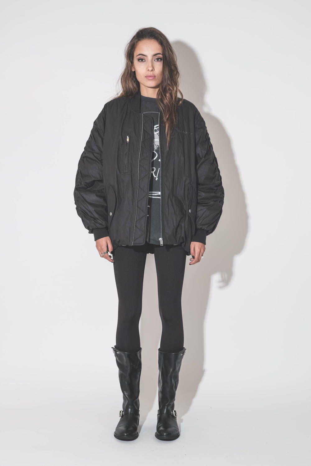 Blouson bomber long avec zips en nylon noir matelassé Coleen Isabel Marant Etoile. Porté de face.