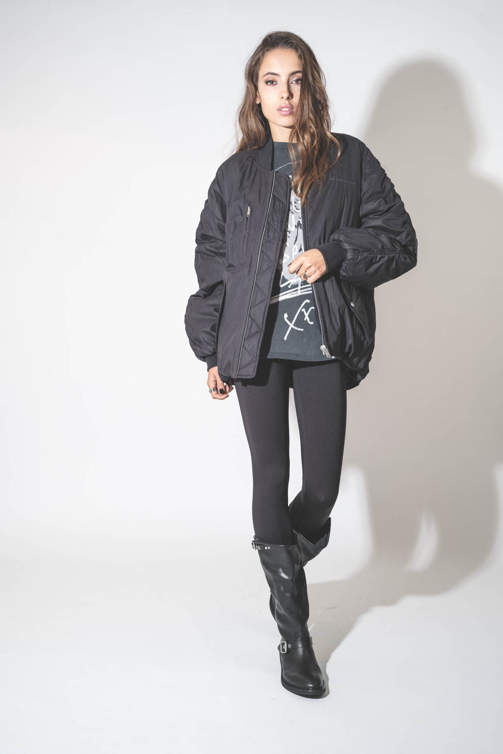 Blouson bomber long avec zips en nylon noir matelassé Coleen Isabel Marant Etoile. Porté avec un legging noir.