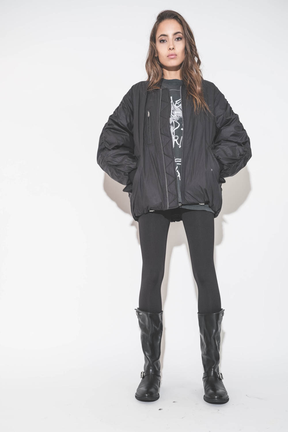 Blouson bomber long avec zips en nylon noir matelassé Coleen Isabel Marant Etoile. Détail des poches sur les côtés avec rabat.