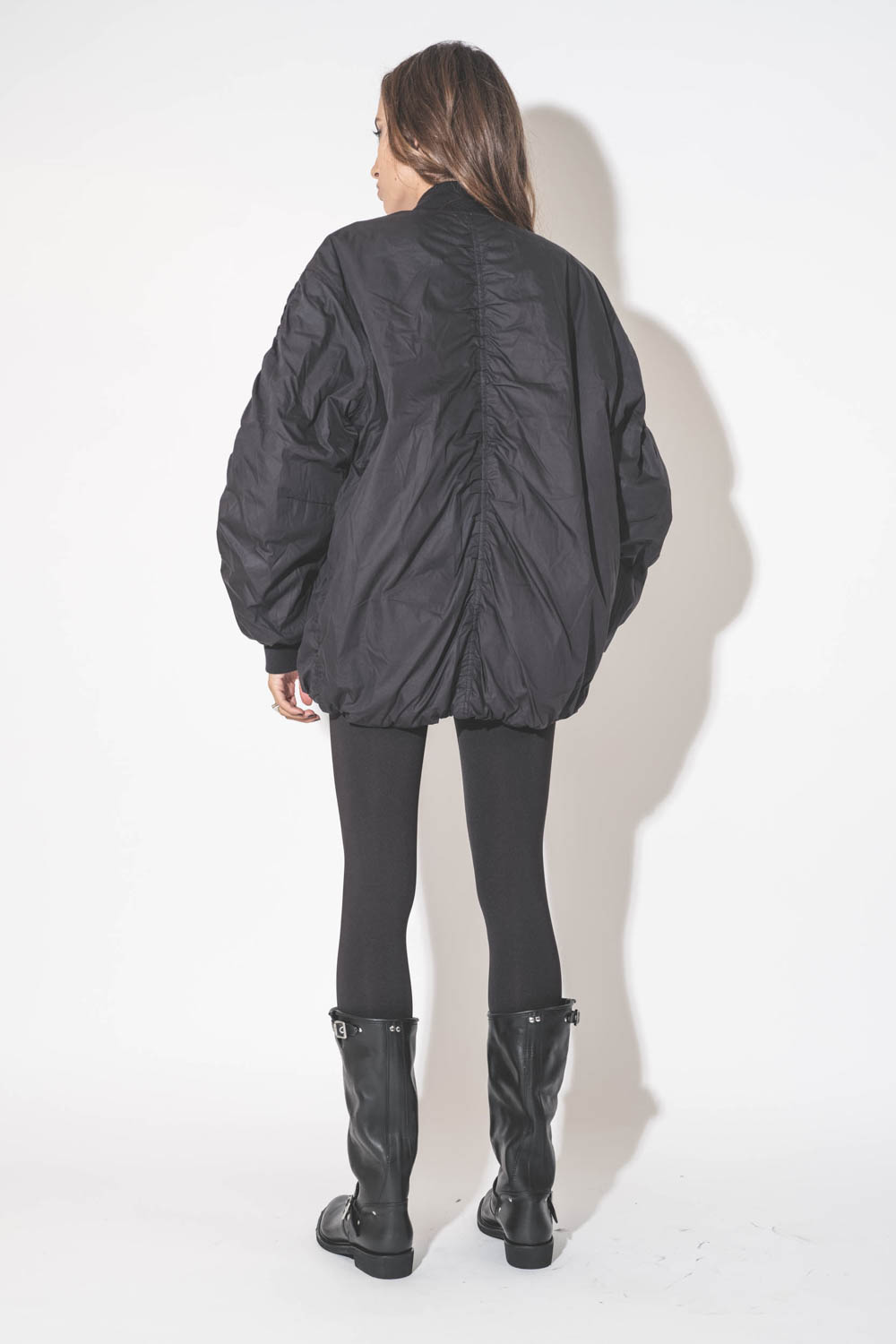 Blouson bomber long avec zips en nylon noir matelassé Coleen Isabel Marant Etoile. Porté de dos;