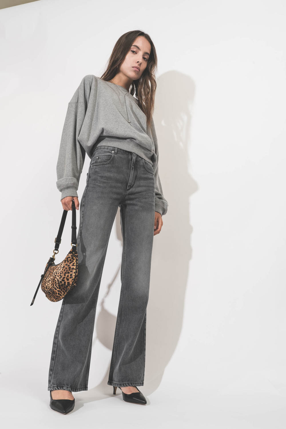 Jean taille haute en toile lyocell fluide gris Belvira Isabel Marant Etoile. Porté avec un sac en cuir léopard.