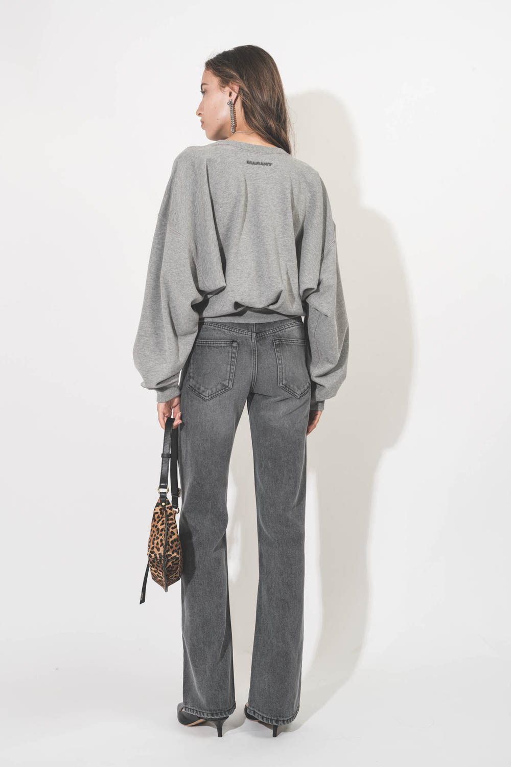 Jean taille haute en toile lyocell fluide gris Belvira Isabel Marant Etoile. Porté de dos.