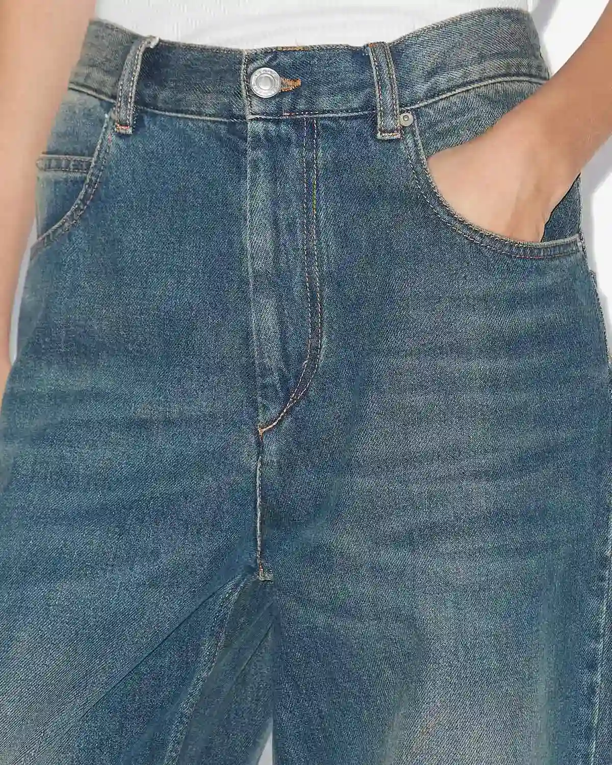 Jean large bleu délavé Joanny Isabel Marant Etoile. Détail de la toile denim bleu ciel. 