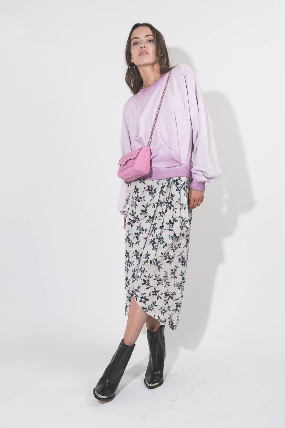 Jupe midi portefeuille un volant en viscose imprimée fleurs Vanille Isabel Marant Etoile. Porté avec un sweat-shirt rose.