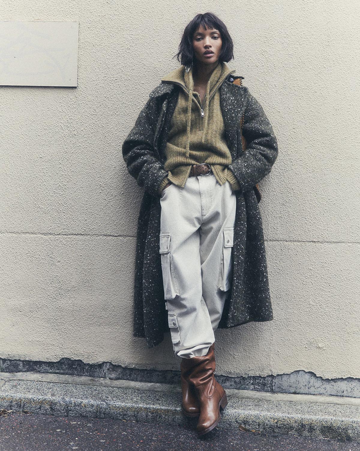 Manteau Horia kaki chiné en laine mélangé Isabel Marant Etoile. Porté avec un pull kaki et un pantalon écru.