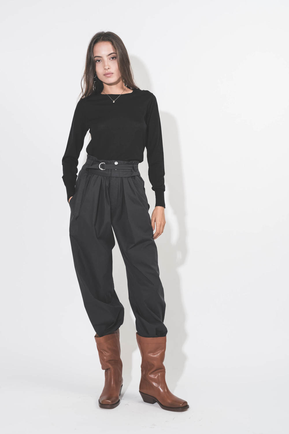 Pantalon large taille haute en toile noire avec ceinture Célia Isabel Marant Etoile. Porté de face.