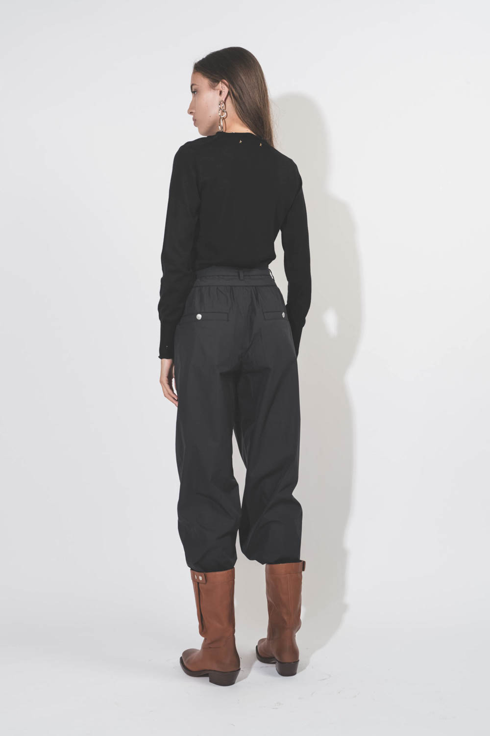 Pantalon large taille haute en toile noire avec ceinture Célia Isabel Marant Etoile. Porté de dos.