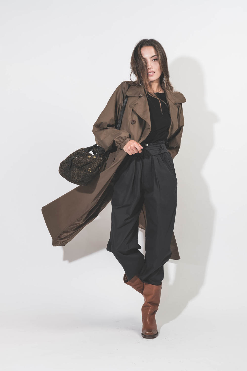 Pantalon large taille haute en toile noire avec ceinture Célia Isabel Marant Etoile. Porté avec un trench.