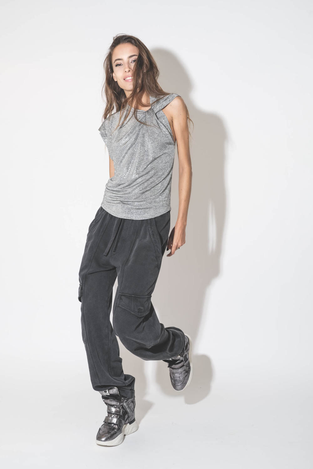 Pantalon bas de jogging en molleton noir délavé Peorana Isabel Marant Etoile. Porté avec un top en jersey lamé argent.