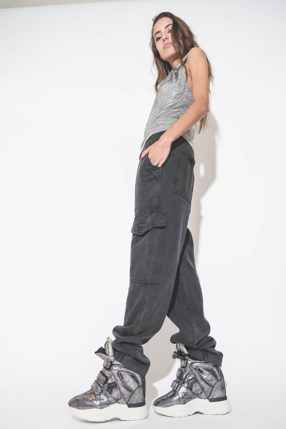 Pantalon bas de jogging en molleton noir délavé Peorana Isabel Marant Etoile. Porté avec des sneakers compensées en cuir argent.