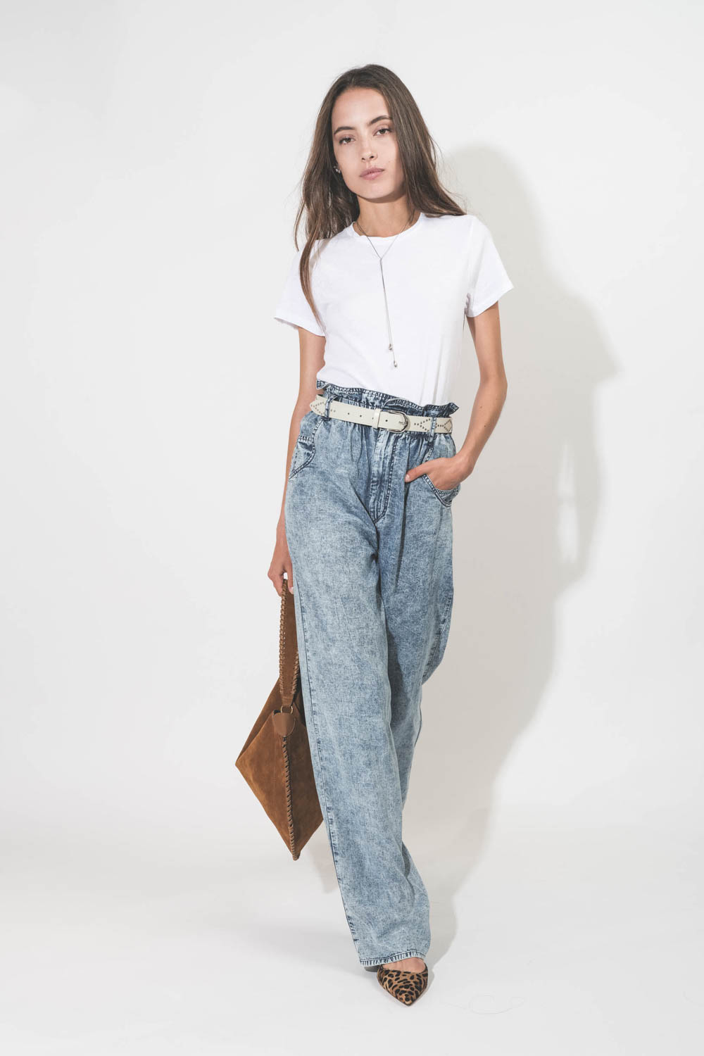 Pantalon taille haute en lyocell bleu délavé Priana Isabel Marant Etoile. Porté avec un tee-shirt blanc.