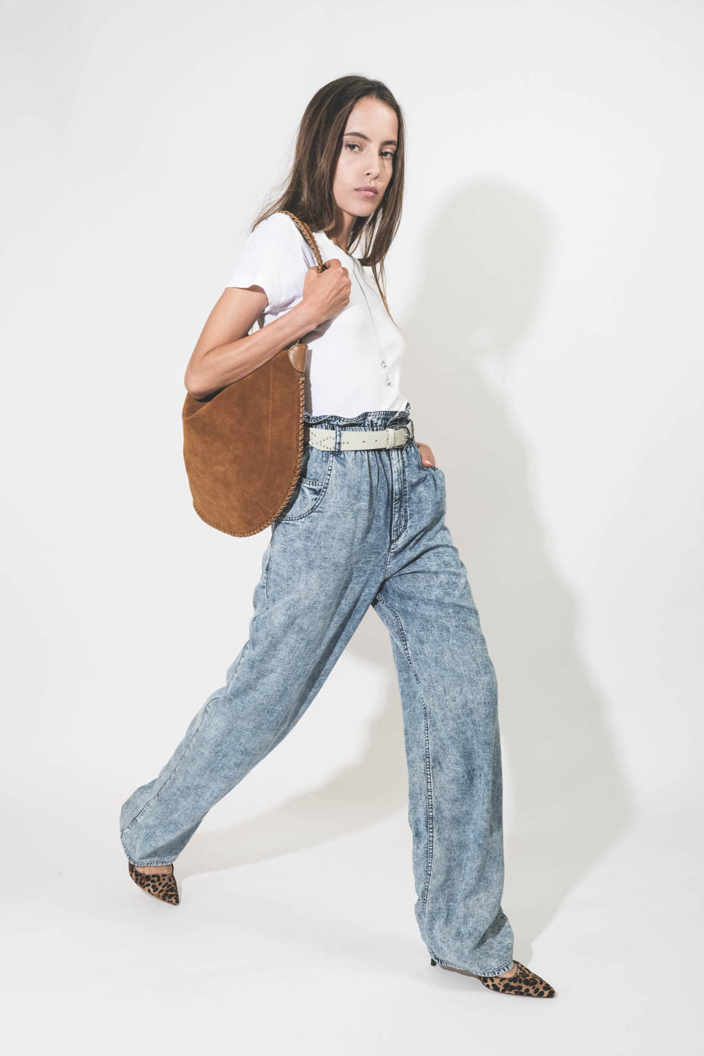 Pantalon taille haute en lyocell bleu délavé Priana Isabel Marant Etoile. Porté avec un sac en cuir suédé cognac.