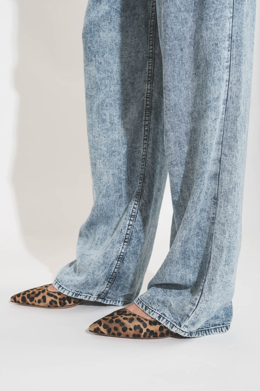 Pantalon taille haute en lyocell bleu délavé Priana Isabel Marant Etoile. Détail bas du pantalon fluide.