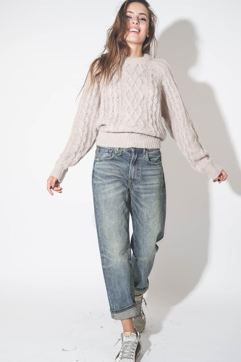 Pull col rond torsadé en laine et mohair beige Elka Isabel Marant Etoile. Porté avec un jean boyfriend bleu.