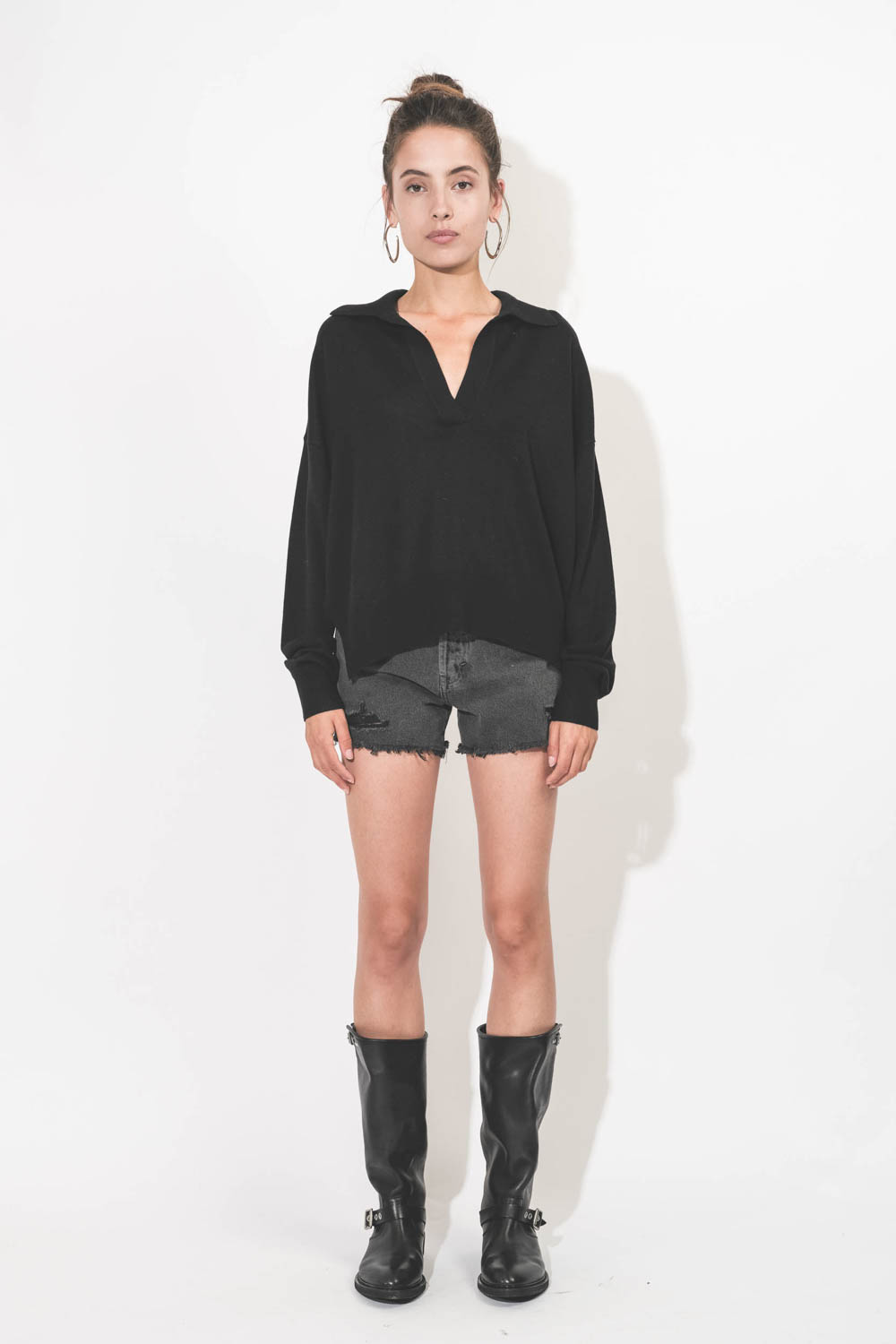 Pull col polo avec une fente sur le côté en viscose et laine noir Galix Isabel Marant Etoile. Porté de face.