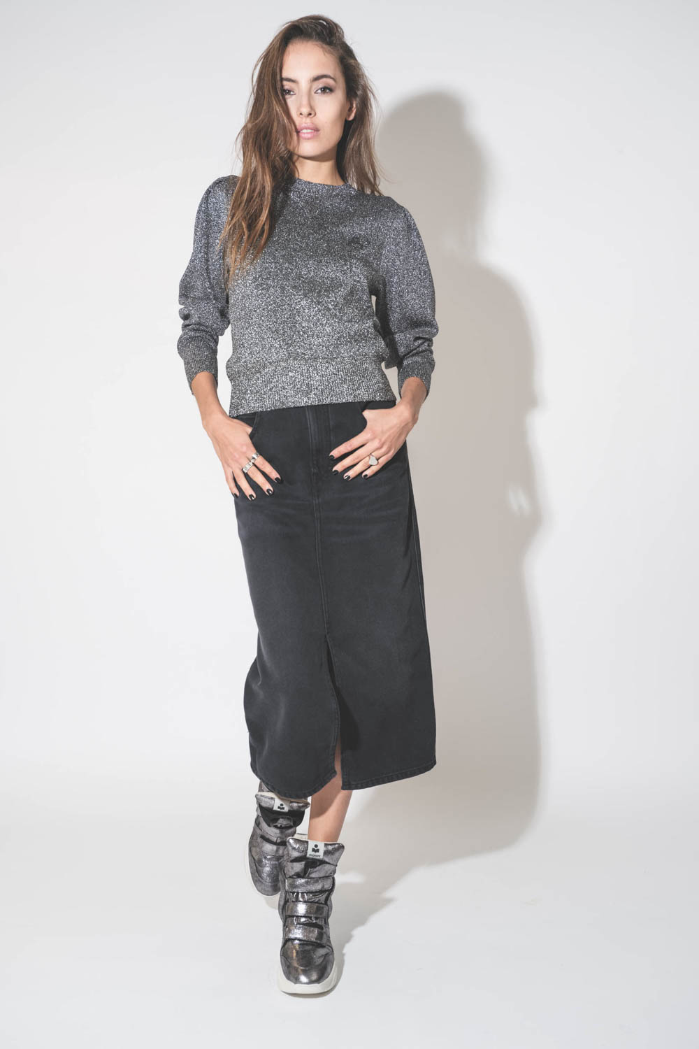 Pull col rond près du corps en lurex argent Kelaya Isabel Marant Etoile. Porté avec une jupe droite en jean noir.