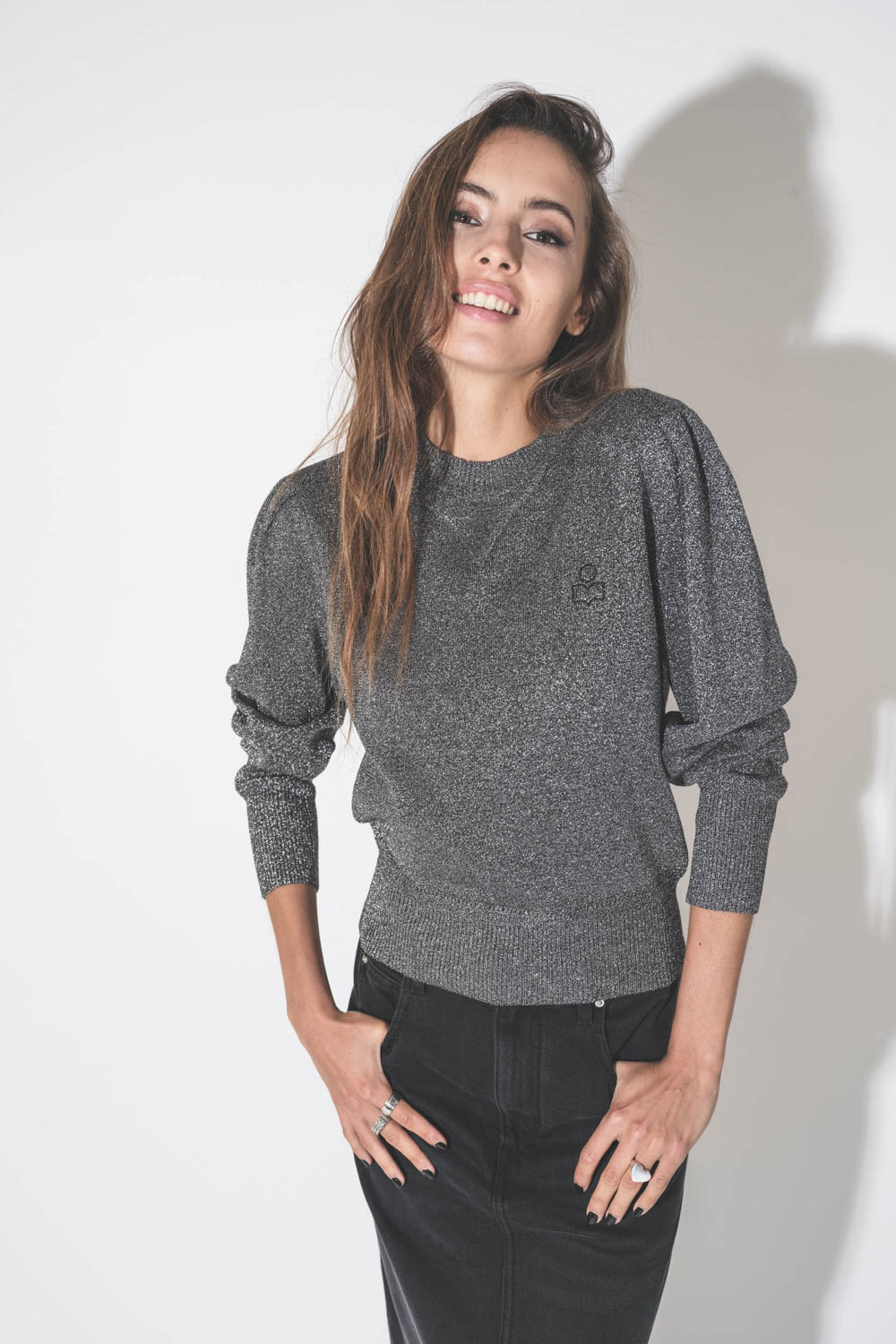 Pull col rond près du corps en lurex argent Kelaya Isabel Marant Etoile. Détail des plis sur les épaules.