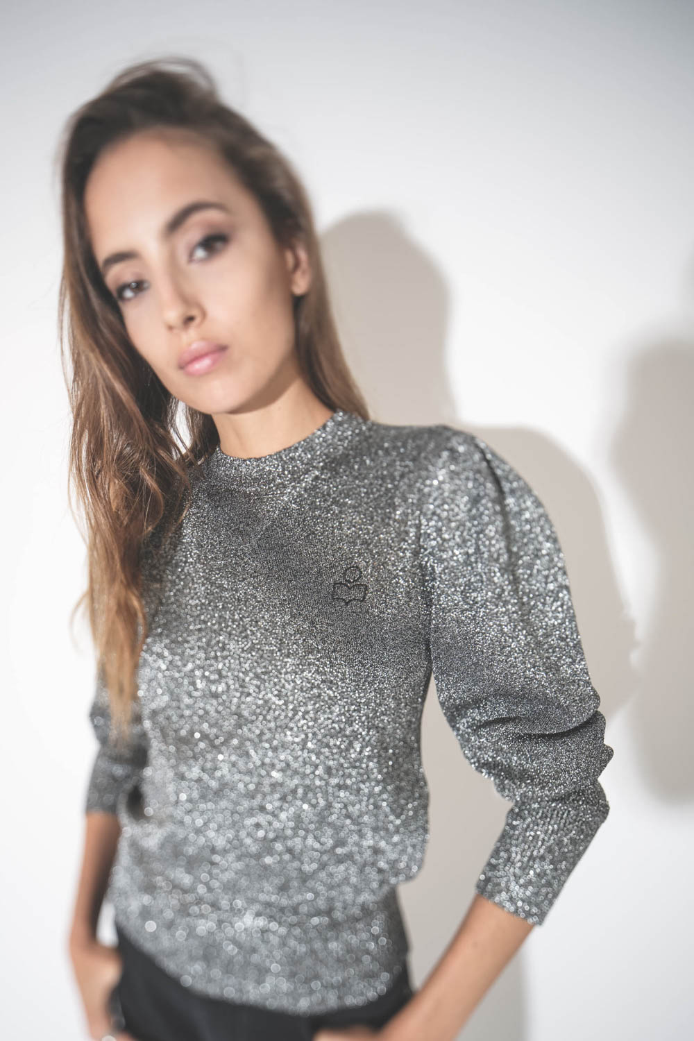 Pull col rond près du corps en lurex argent Kelaya Isabel Marant Etoile. Détail du mini logo brodé poitrine. 