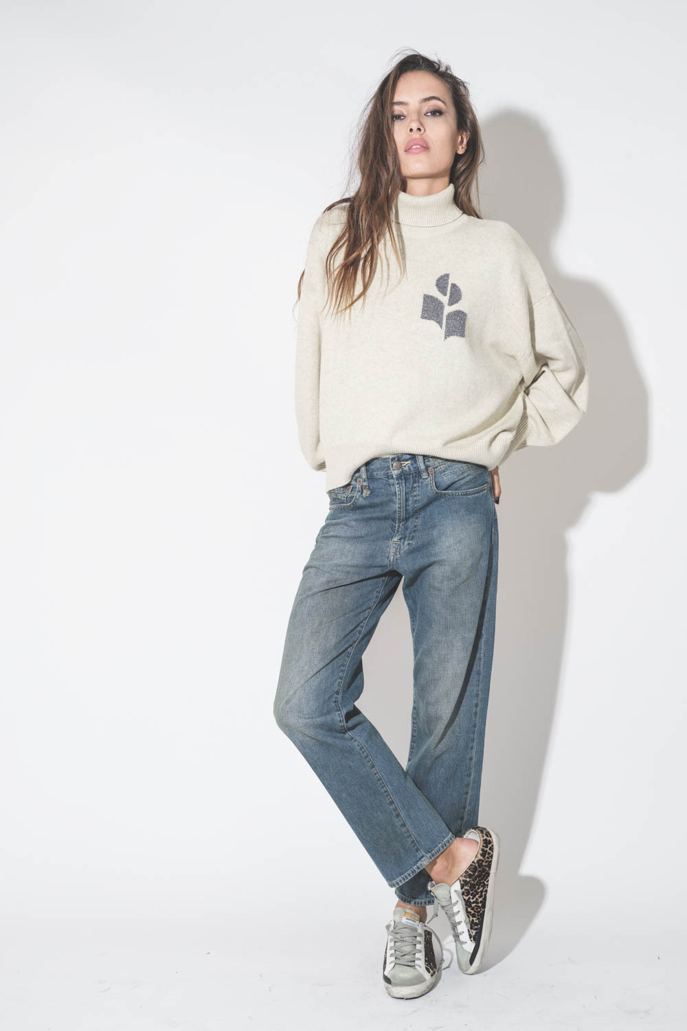 Pull col roulé gris clair logo argent Nash Isabel Marant Etoile. Porté avec un jean Boyfriend bleu.