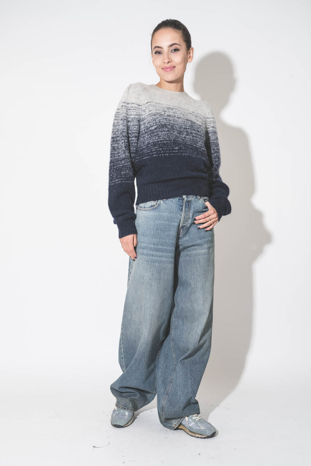 Pull manches avec plis en alpaga bleu nuit dégradé Peytona Isabel Marant Etoile. Porté avec un jean baggy bleu.