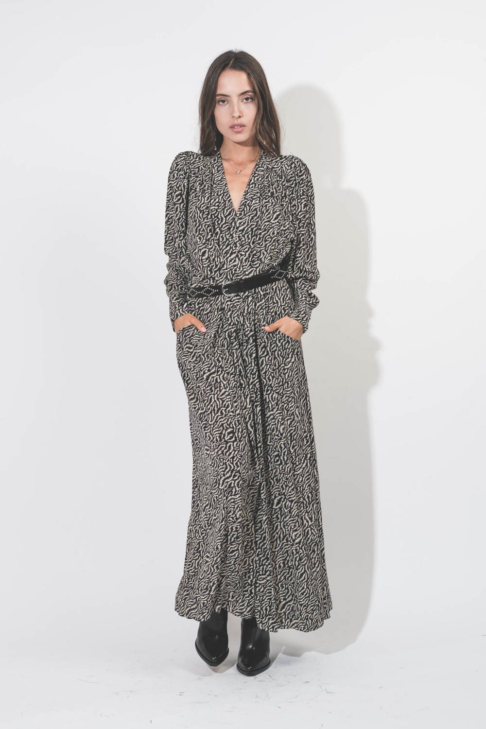 Robe longue porte-feuille manches longues en viscose imprimé noir écru Vonick Isabel Marant Etoile. Détail des poches.